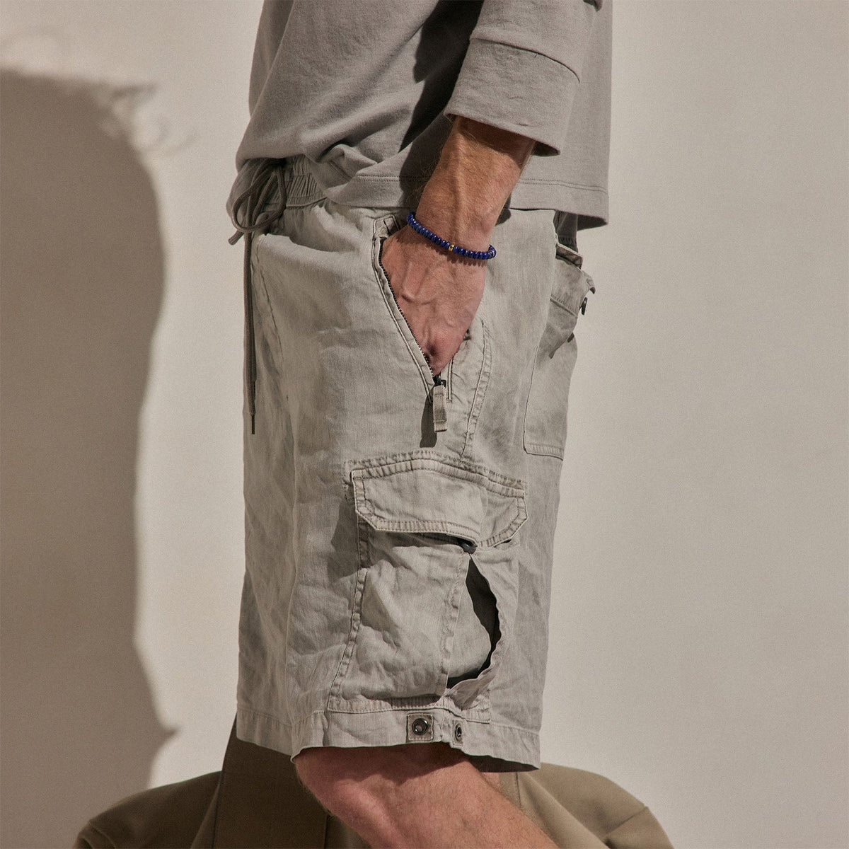 Parachute Linen Cotton Cargo Short in Fog Pigment | James Perse