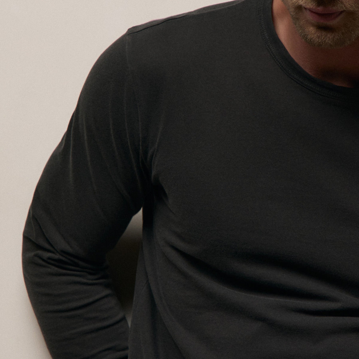 Long Sleeve Crew Neck in Carbon Pigment | James Perse Los Angeles