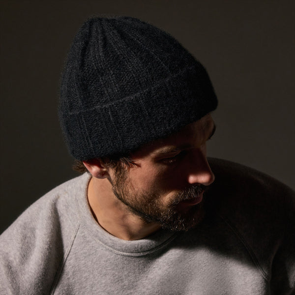 Textured Cashmere Beanie in True Black | James Perse Los Angeles / Mens