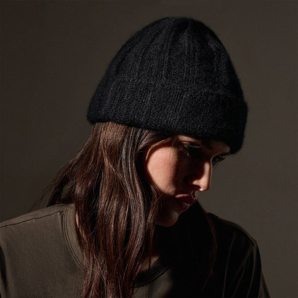Textured Cashmere Beanie in True Black | James Perse Los Angeles / Womens