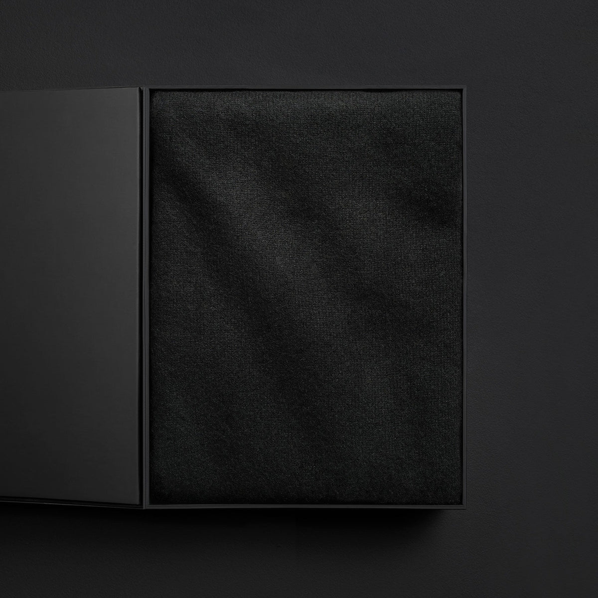 Solid Cashmere Blanket Gift Box in Black | James Perse Los Angeles