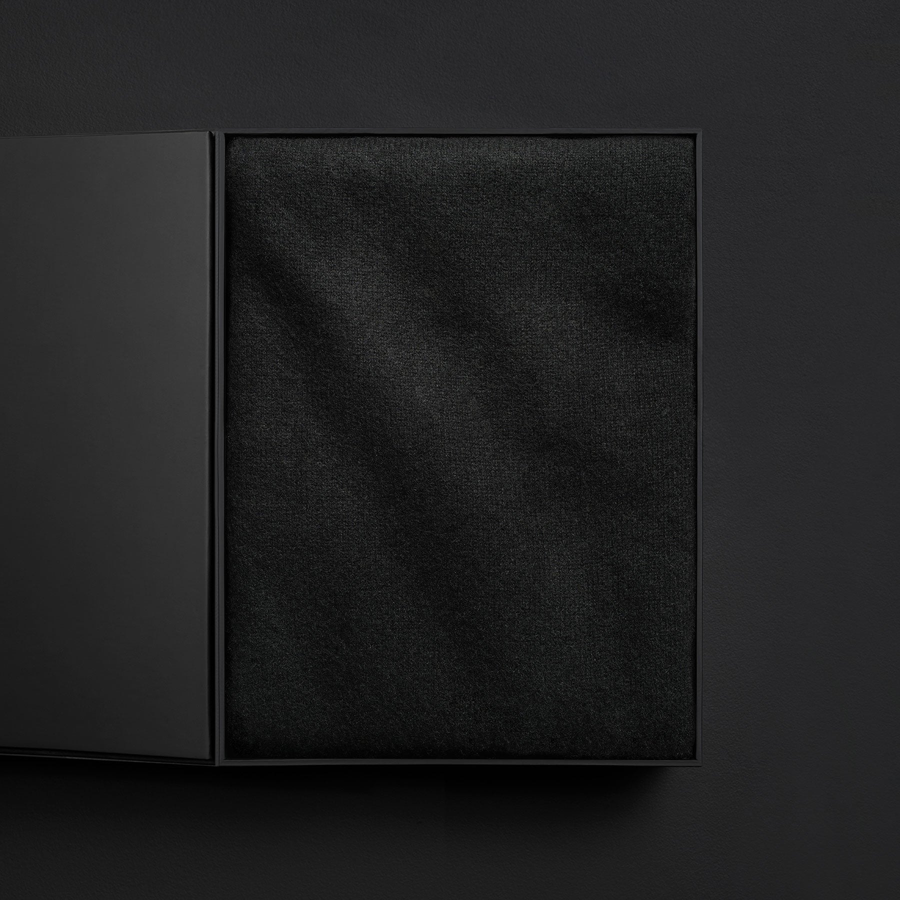 Solid Cashmere Blanket Gift Box - Black | James Perse Los Angeles