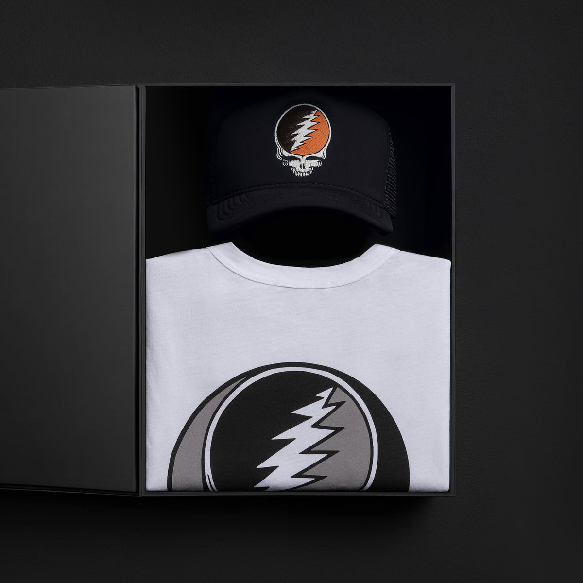 Men's Grateful Dead Short Sleeve Tee & Trucker Hat Set in White/Navy | James Perse Los Angeles