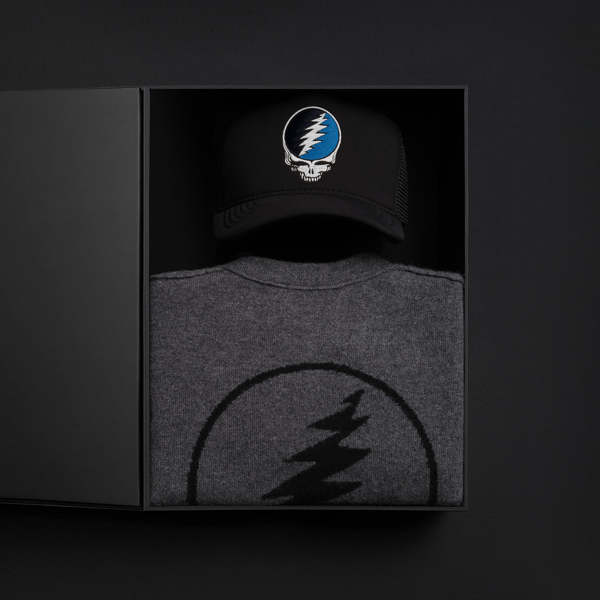 Men's Grateful Dead Cashmere Sweater & Trucker Hat Set in Flannel/Black | James Perse Los Angeles