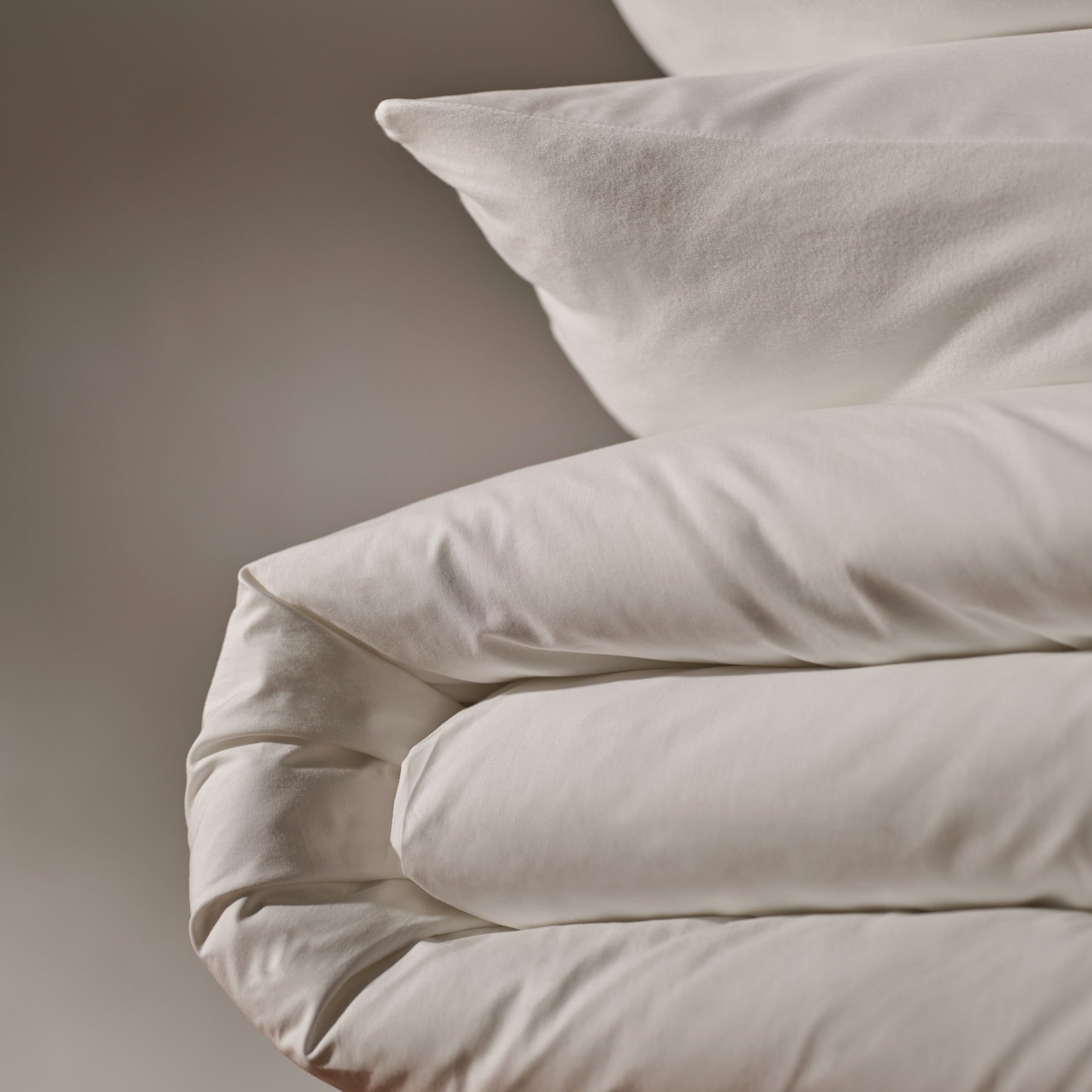Cotton Bedding Set in Queen White | James Perse Los Angeles
