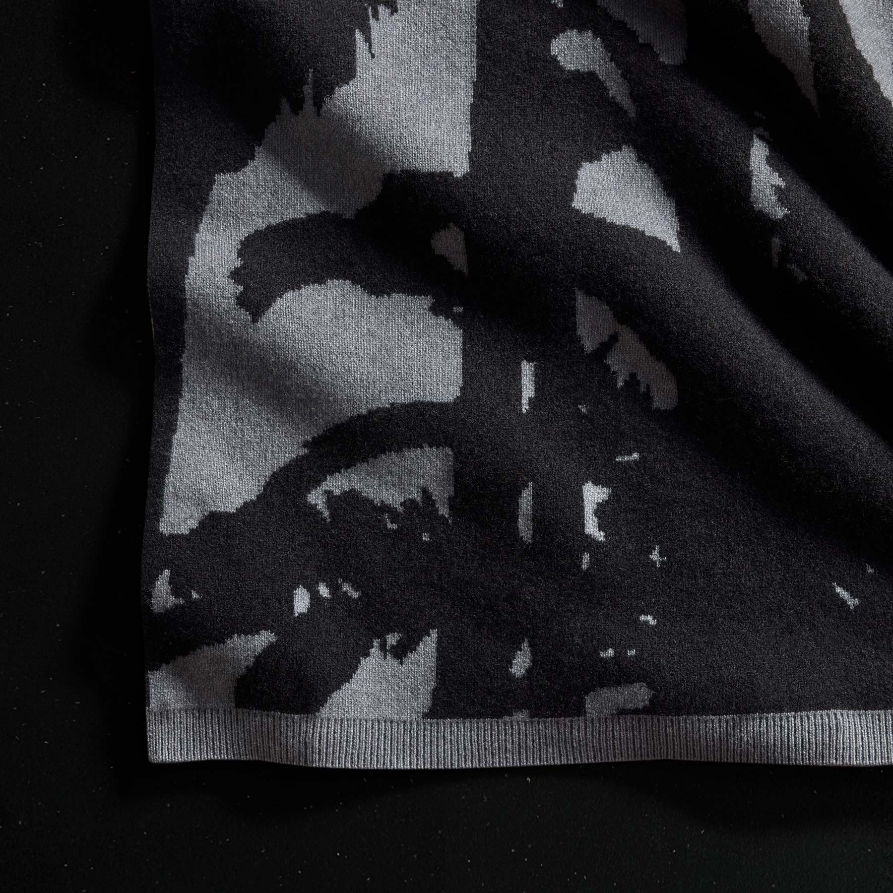 Ombre Palms Cashmere Blanket in Black/Grey | James Perse Los Angeles