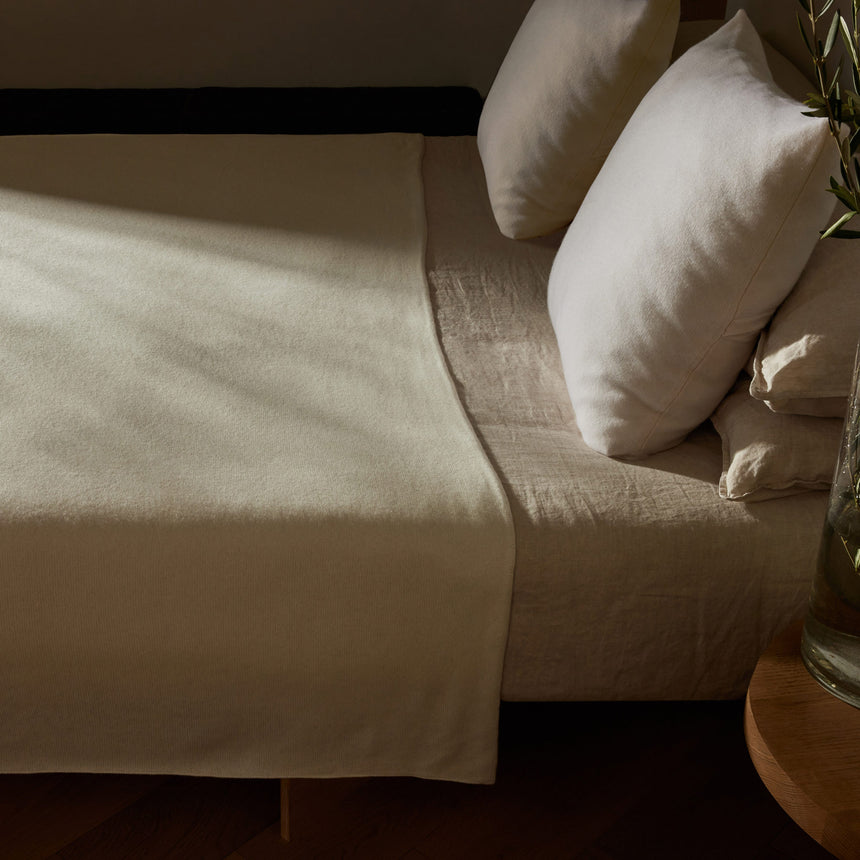 Cashmere Knit Blanket in White | James Perse Los Angeles