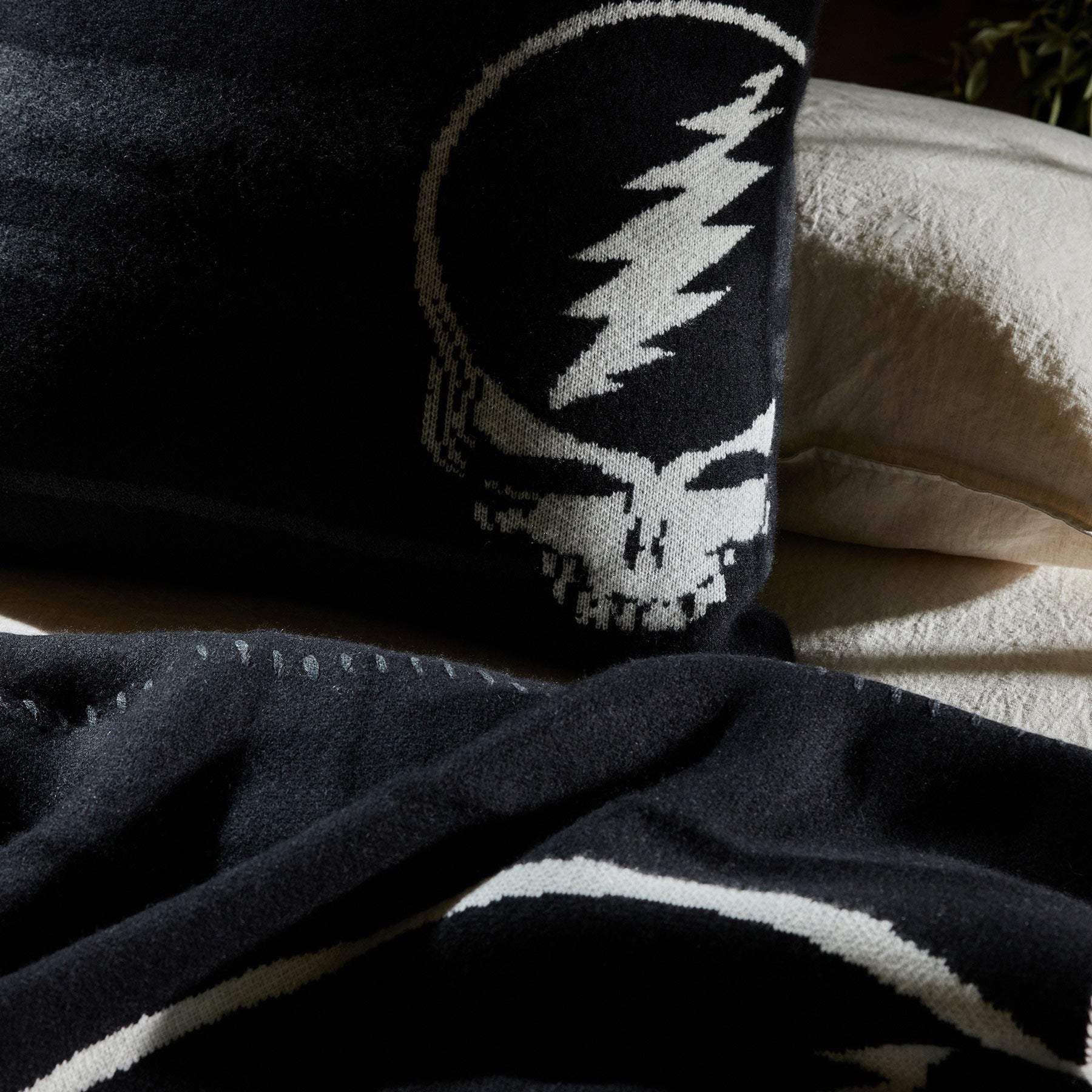 Grateful Dead Cashmere Blanket in Black/ White/Charcoal | James Perse Los Angeles