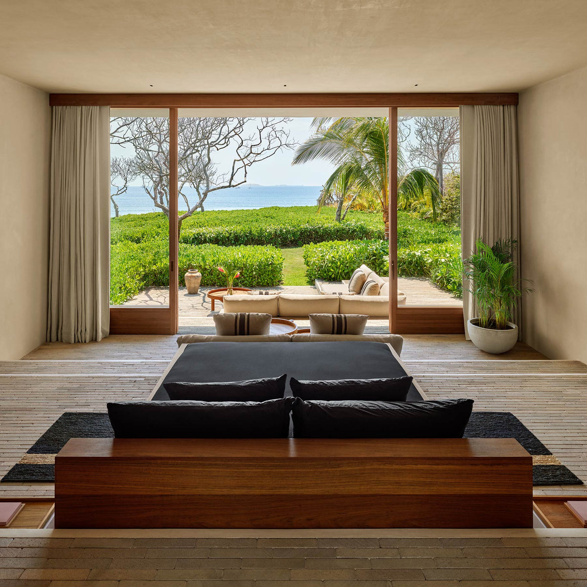 Brushed Jersey Fitted Sheet in Black | James Perse Los Angeles