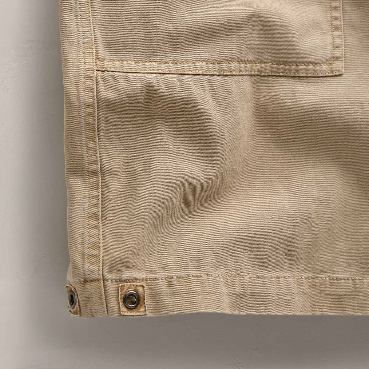 Slub Cotton Utility Flight Shirt in Light Khaki Pigment | James Perse Los Angeles