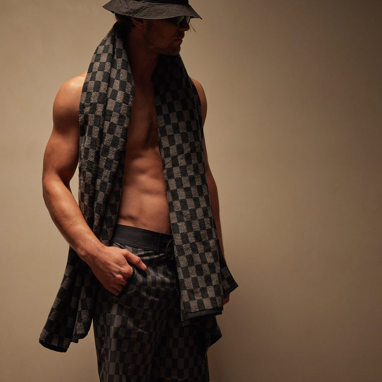 Checkered Beach Towel in Slate/Raccoon Grey
