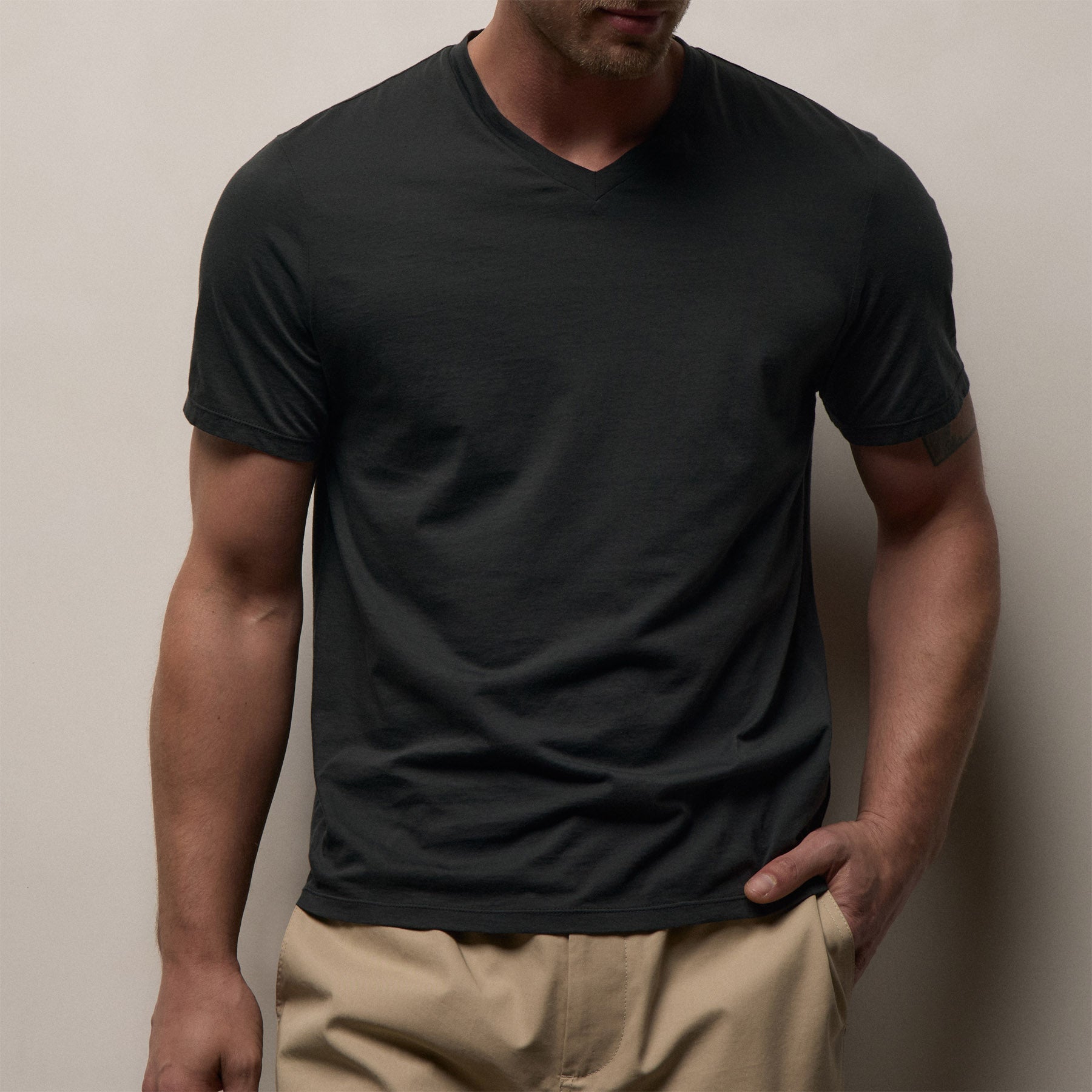 Luxe Lotus Jersey V Neck in Carbon | James Perse Los Angeles