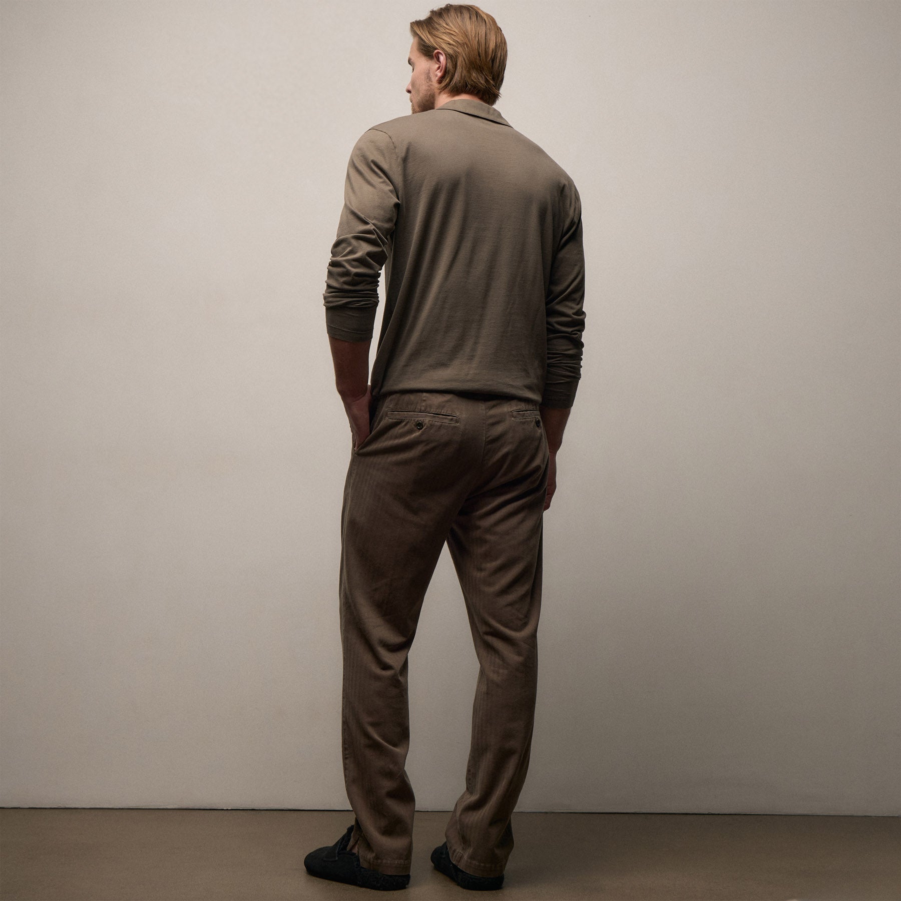 Herringbone Twill Trouser in Caribou Pigment | James Perse Los Angeles