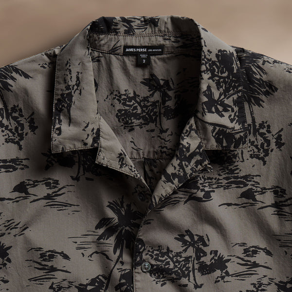 Island Poplin Print Short Sleeve Shirt in Army Green Pigment/Black | James Perse Los Angeles