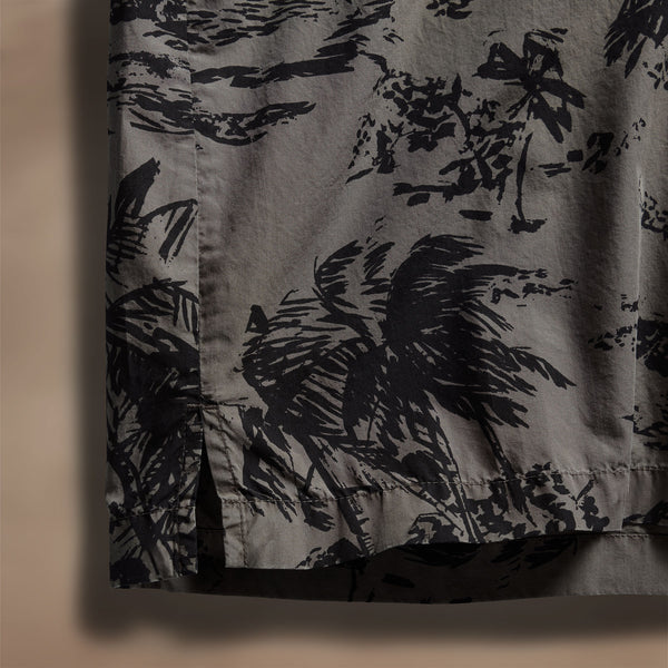 Island Poplin Print Short Sleeve Shirt in Army Green Pigment/Black | James Perse Los Angeles