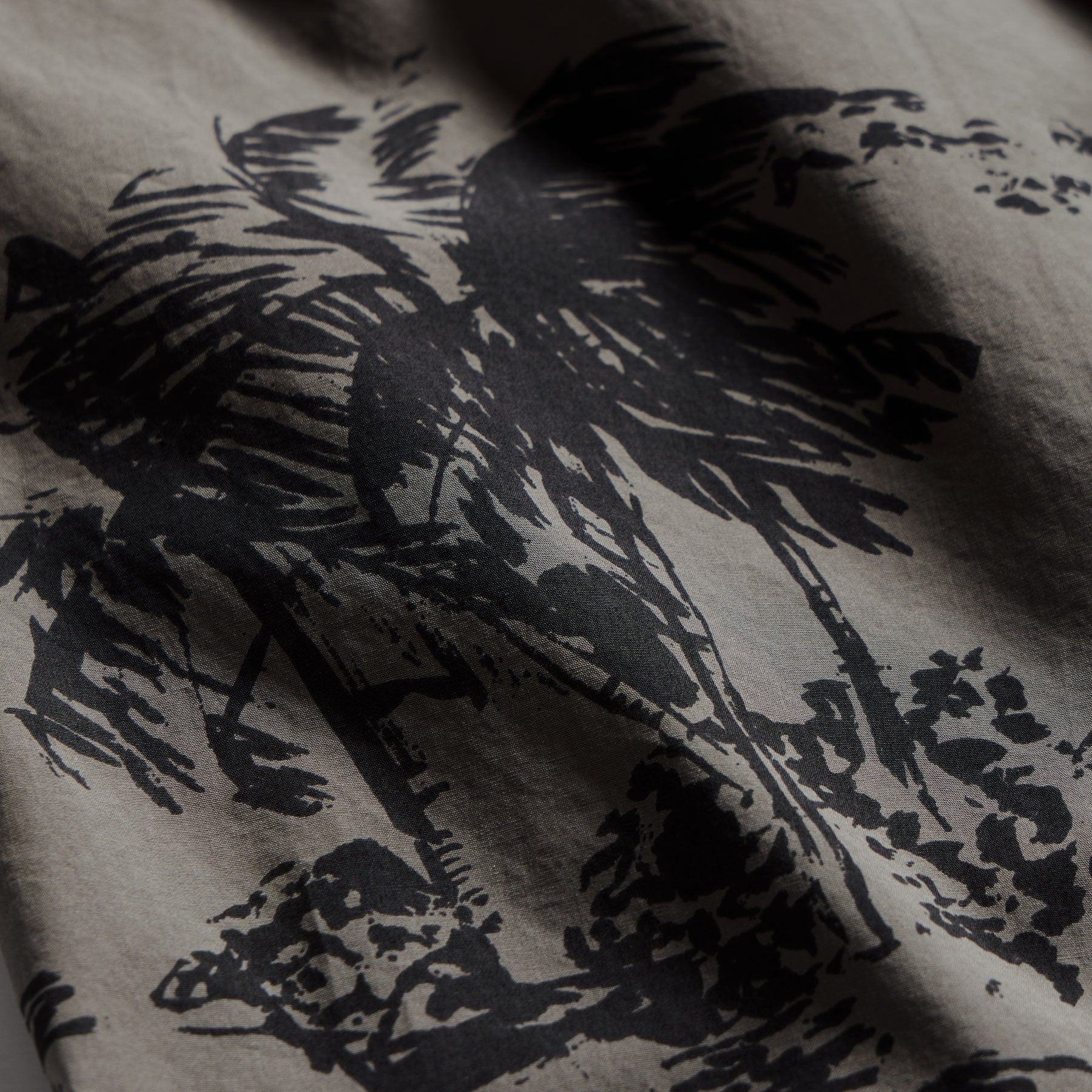 Island Poplin Print Short Sleeve Shirt in Army Green Pigment/Black | James Perse Los Angeles