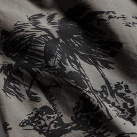 Island Poplin Print Short Sleeve Shirt in Army Green Pigment/Black | James Perse Los Angeles