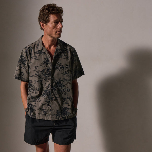 Island Poplin Print Short Sleeve Shirt in Army Green Pigment/Black | James Perse Los Angeles