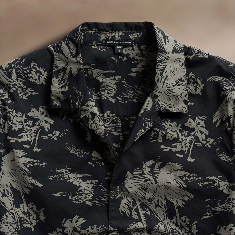 Island Poplin Print Short Sleeve Shirt in Black/Army Green Pigment | James Perse Los Angeles
