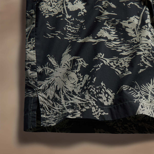 Island Poplin Print Short Sleeve Shirt in Black/Army Green Pigment | James Perse Los Angeles
