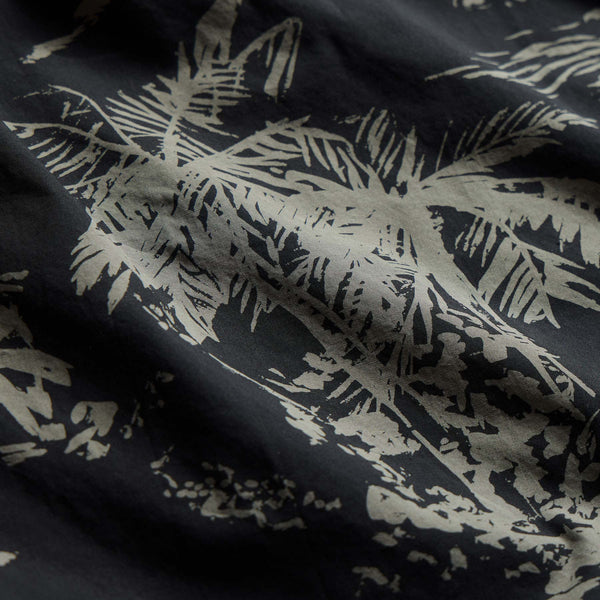 Island Poplin Print Short Sleeve Shirt in Black/Army Green Pigment | James Perse Los Angeles
