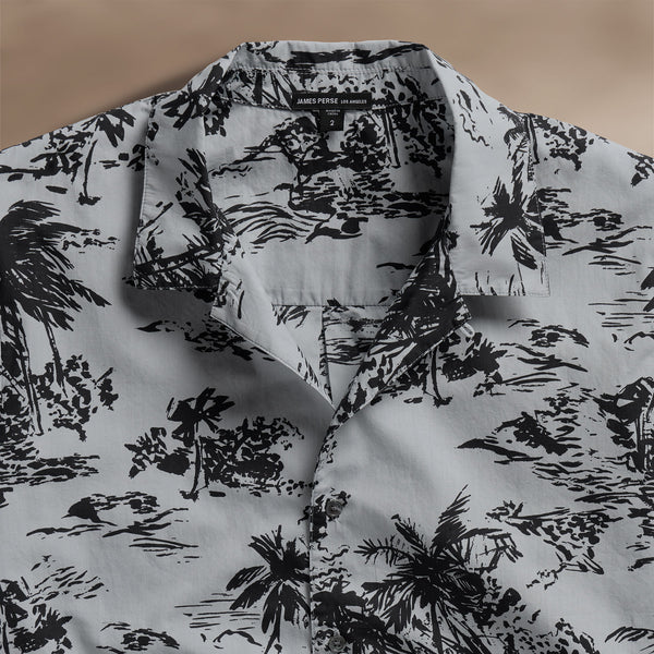 Island Poplin Print Short Sleeve Shirt in Grey Glacier Pigment/Black | James Perse Los Angeles