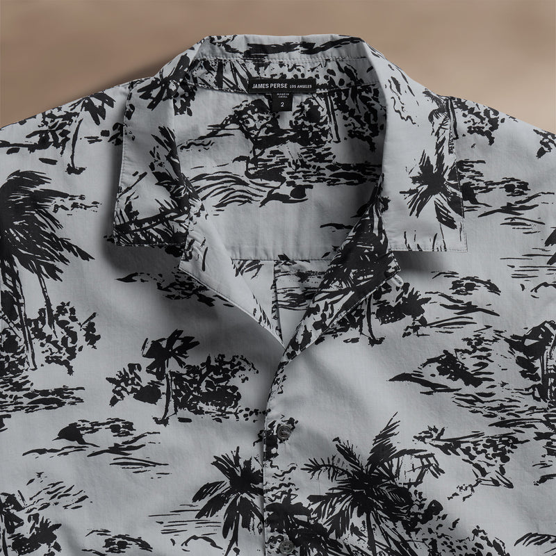 Island Poplin Print Short Sleeve Shirt in Grey Glacier Pigment/Black | James Perse Los Angeles