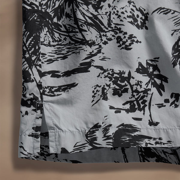 Island Poplin Print Short Sleeve Shirt in Grey Glacier Pigment/Black | James Perse Los Angeles
