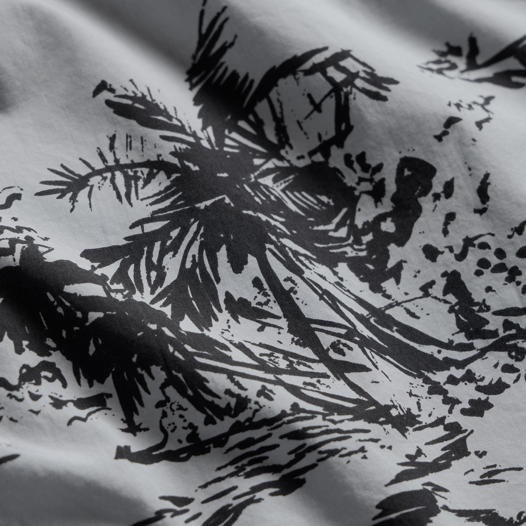Island Poplin Print Short Sleeve Shirt in Grey Glacier Pigment/Black | James Perse Los Angeles