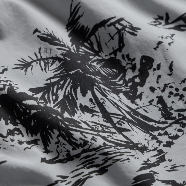 Island Poplin Print Short Sleeve Shirt in Grey Glacier Pigment/Black | James Perse Los Angeles