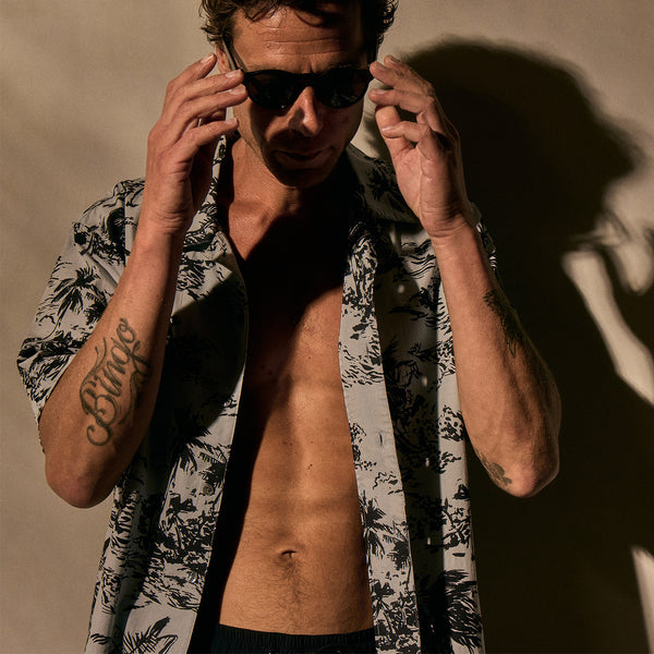 Island Poplin Print Short Sleeve Shirt in Grey Glacier Pigment/Black | James Perse Los Angeles