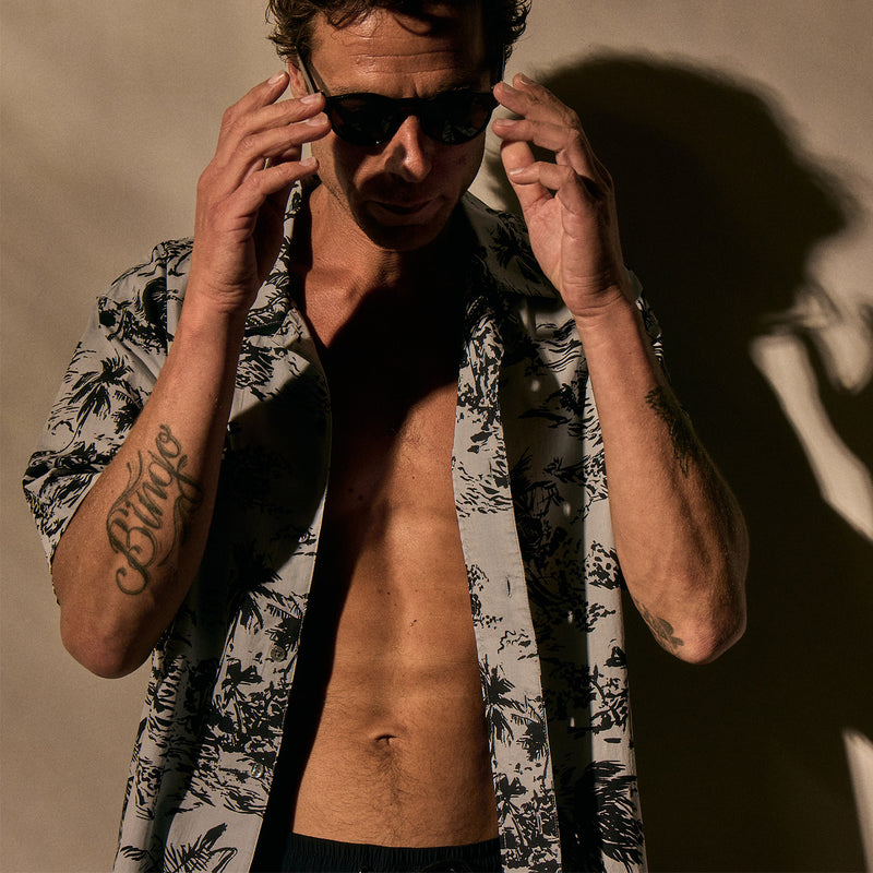 Island Poplin Print Short Sleeve Shirt in Grey Glacier Pigment/Black | James Perse Los Angeles