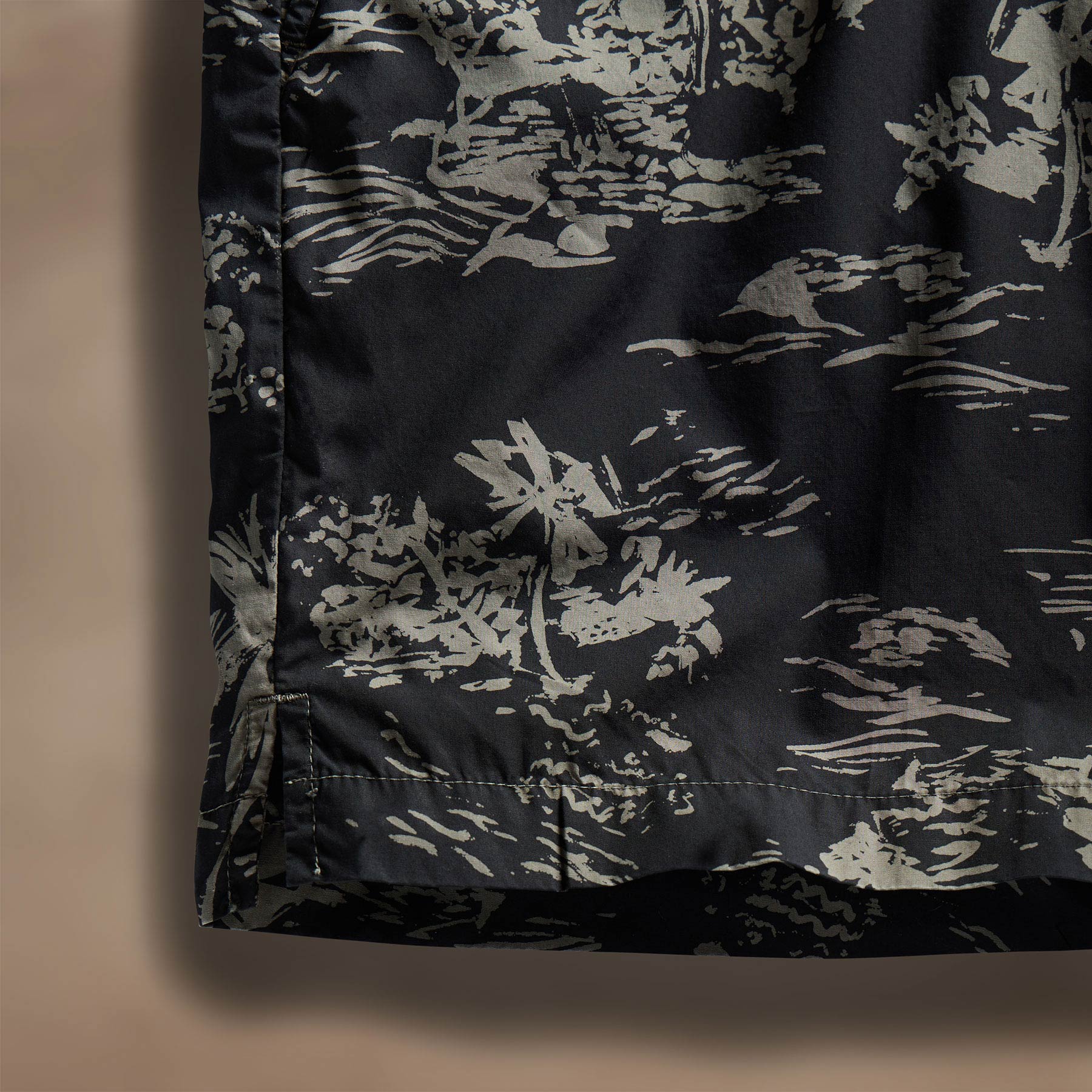 Island Poplin Print Short in Black/Army Green Pigment | James Perse Los Angeles