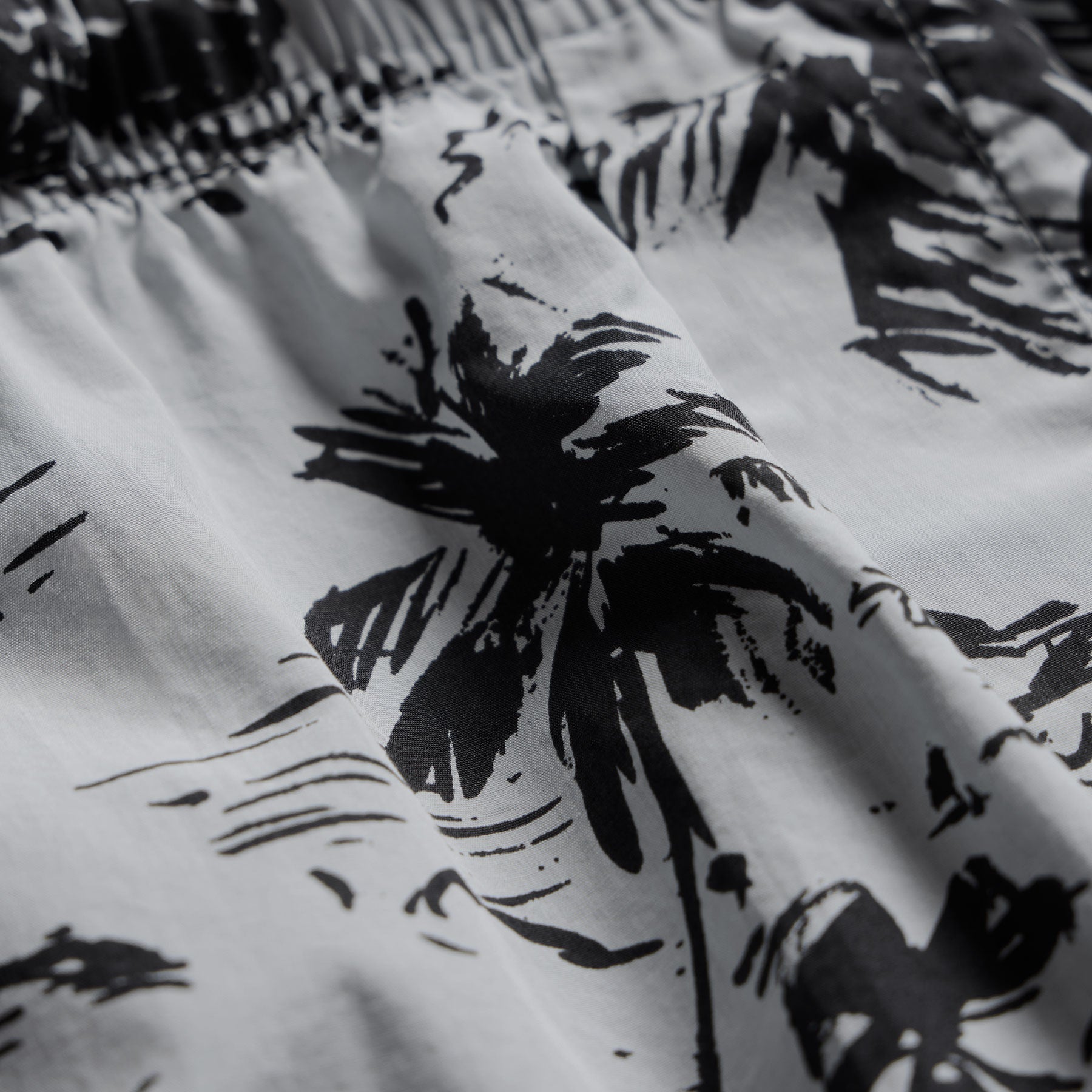 Island Poplin Print Short in Grey Glacier Pigment/Black | James Perse Los Angeles