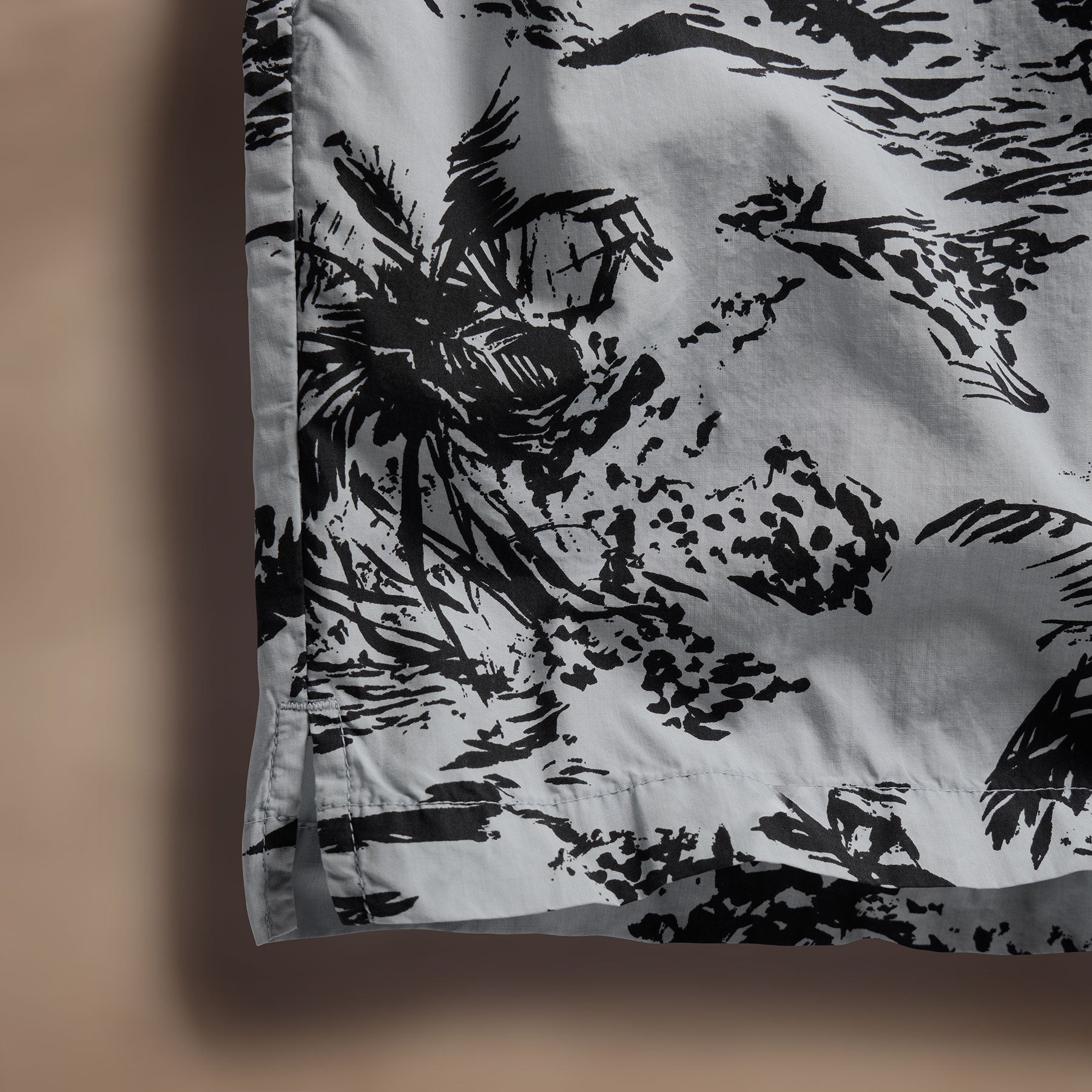 Island Poplin Print Short in Grey Glacier Pigment/Black | James Perse Los Angeles