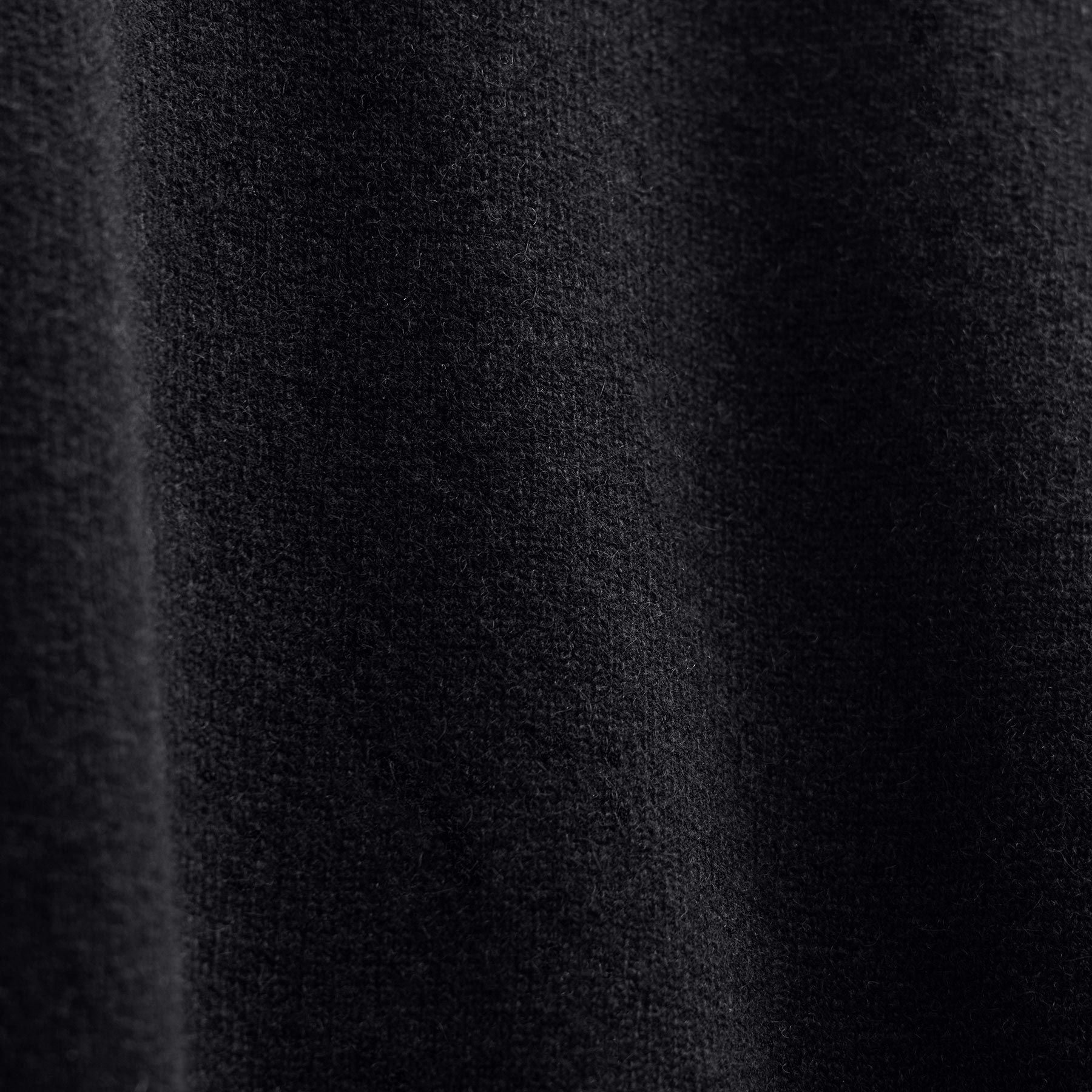 Italian Spun Cashmere Vee in Black/Anthracite | James Perse Los Angeles