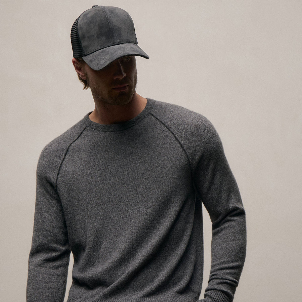 Italian Spun Cashmere Raglan Piped Crew in Mid Grey/Anthracite | James Perse Los Angeles