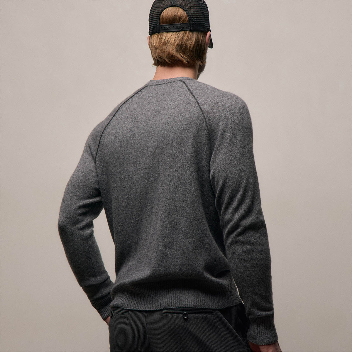 Italian Spun Cashmere Raglan Piped Crew in Mid Grey/Anthracite | James Perse Los Angeles