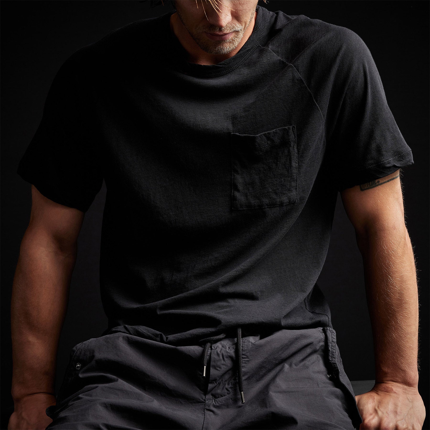 Linen Palm Tee in Black | James Perse Los Angeles