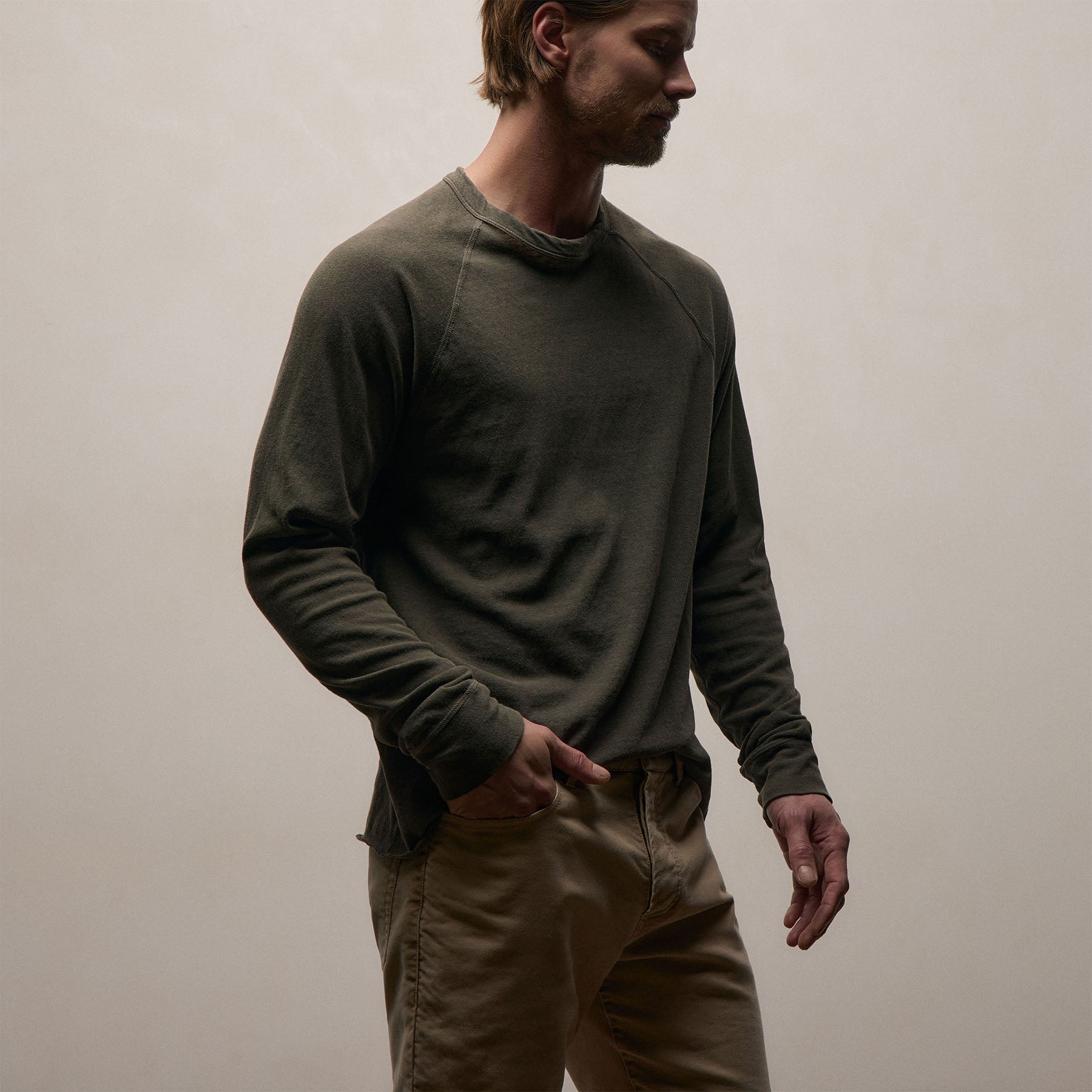 Slub Jersey Long Sleeve Raglan Crew in Army Green Pigment | James Perse Los Angeles