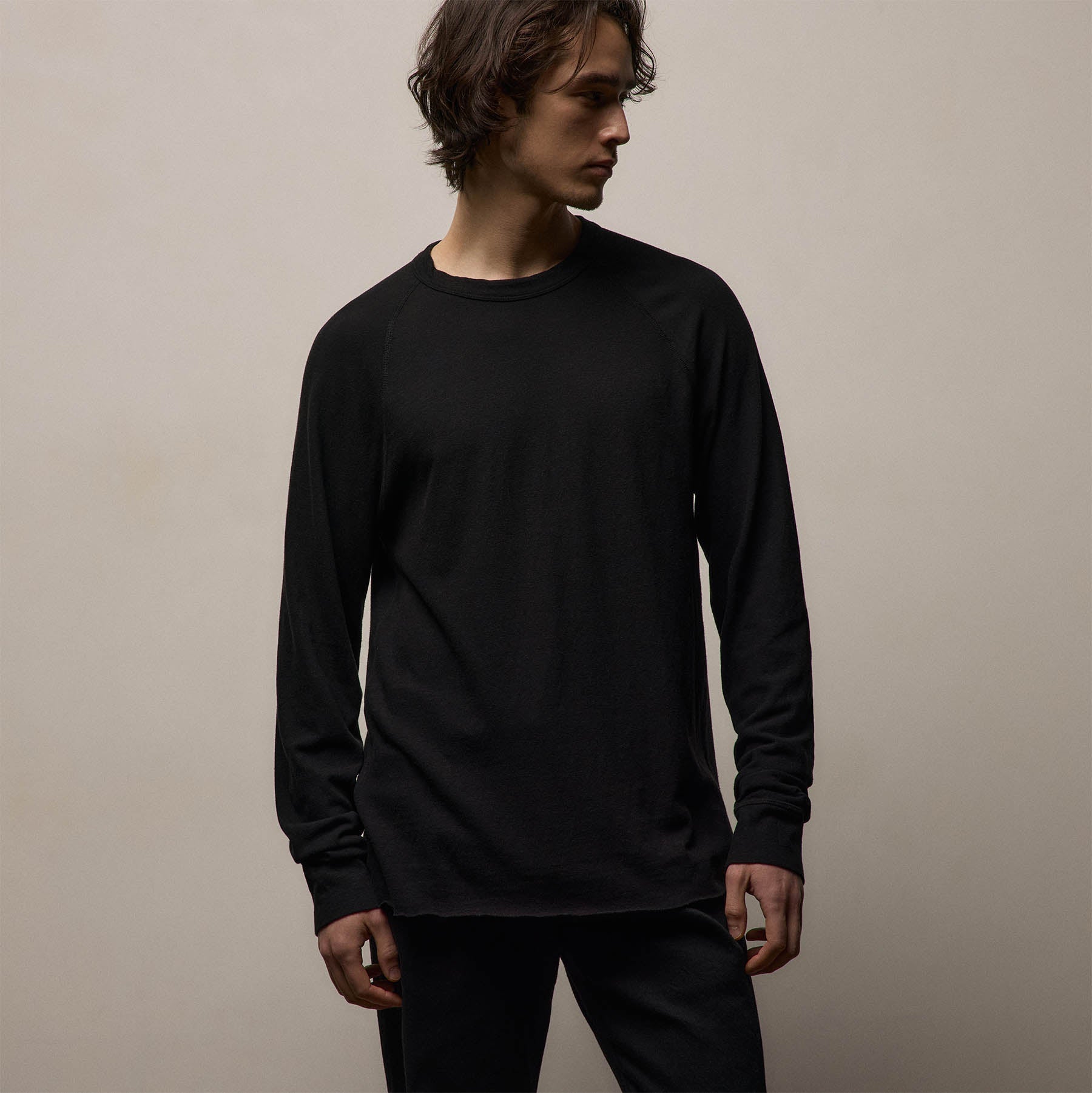 Slub Jersey Long Sleeve Raglan Crew in Black | James Perse Los Angeles