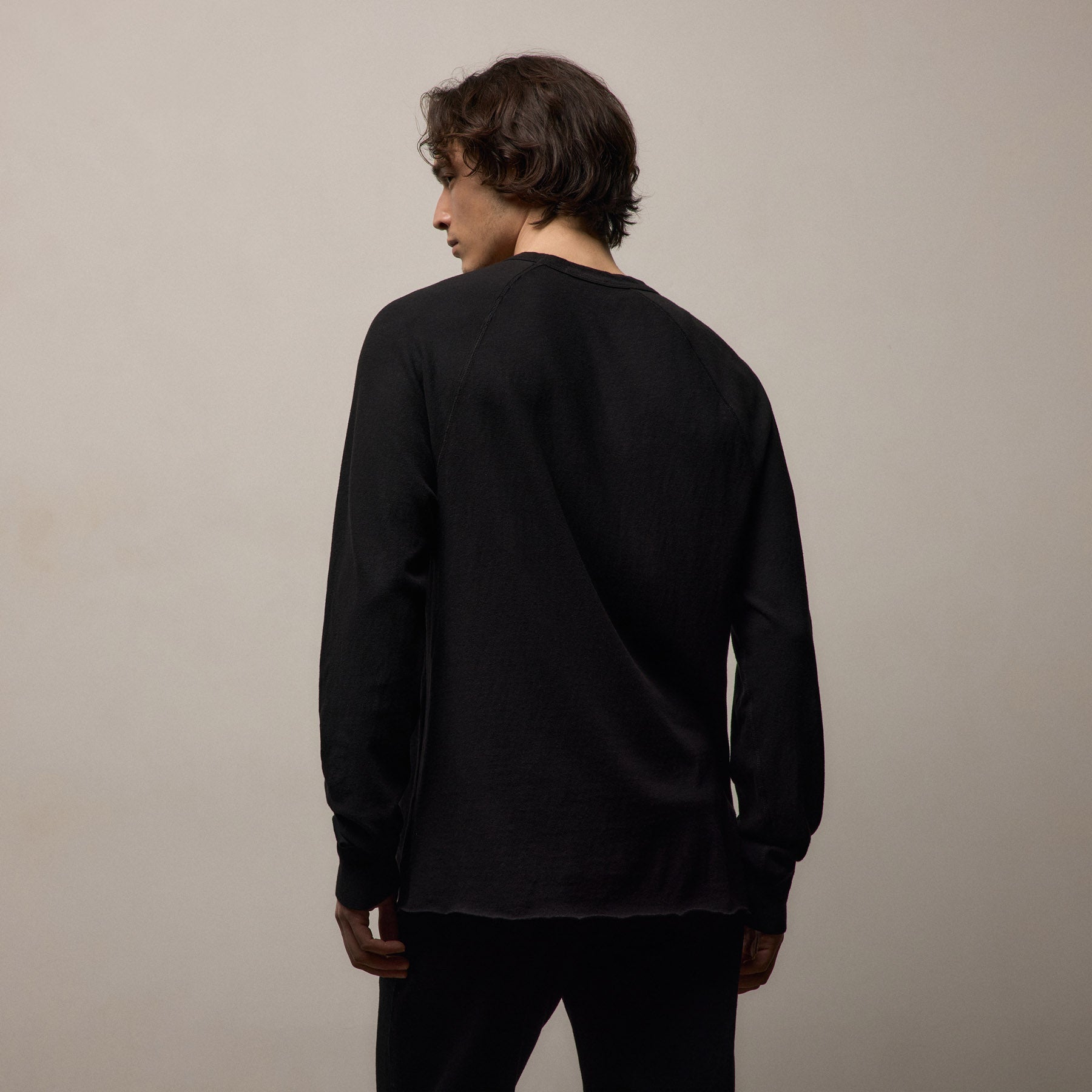 Slub Jersey Long Sleeve Raglan Crew in Black | James Perse Los Angeles