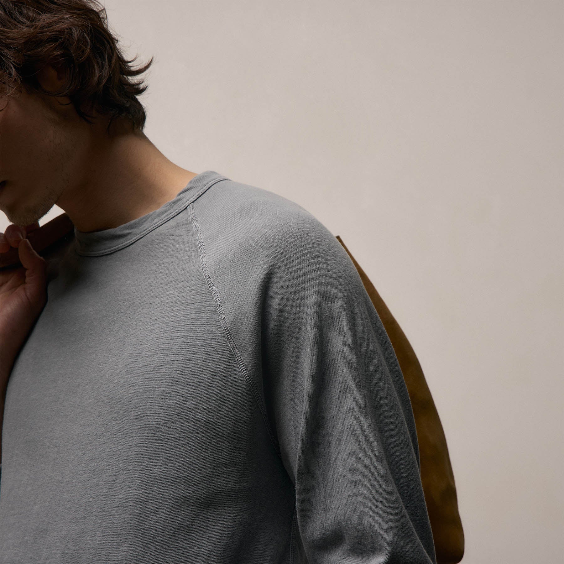 Slub Jersey Long Sleeve Raglan Crew in Ore Pigment | James Perse Los Angeles