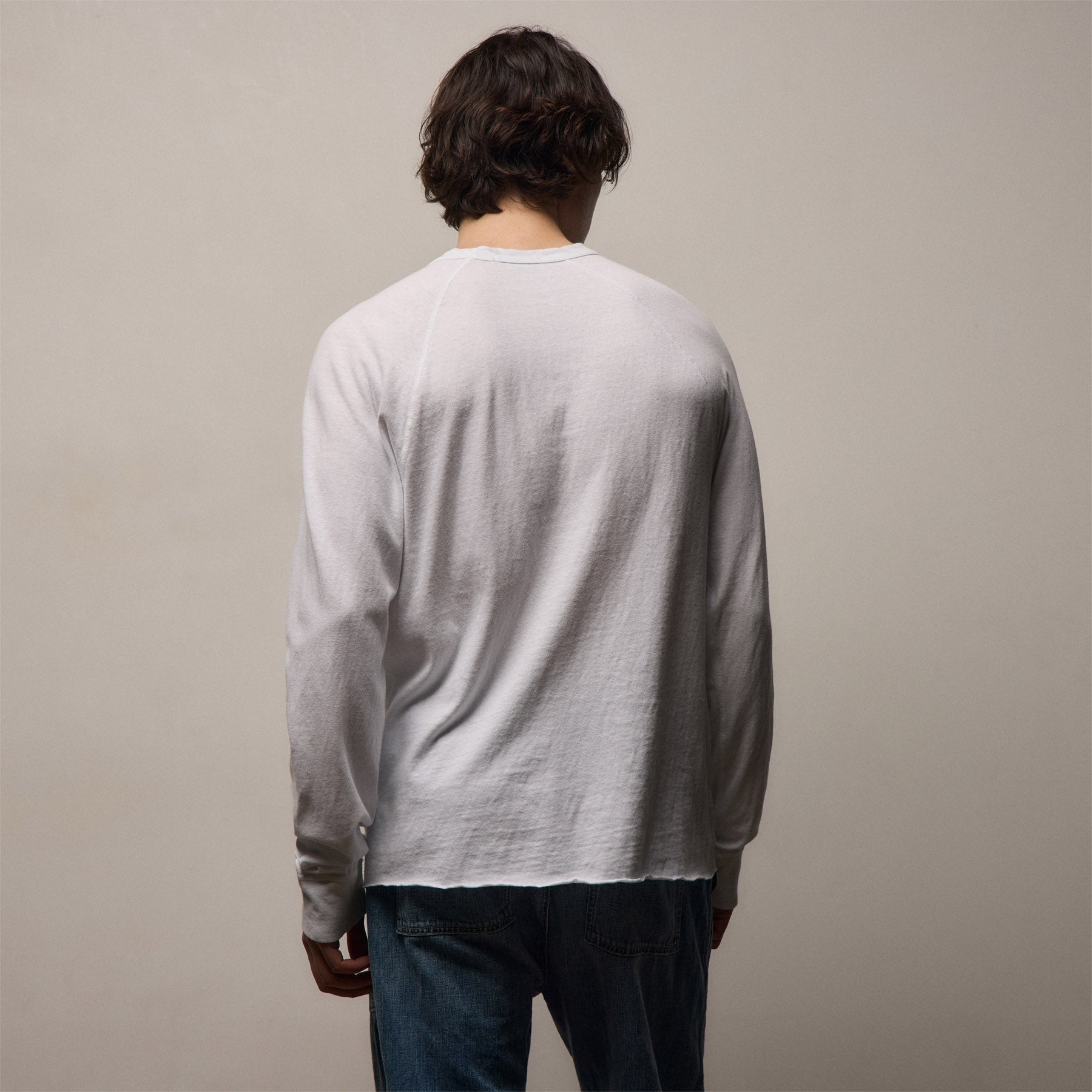 Slub Jersey Long Sleeve Raglan Crew in White | James Perse Los Angeles