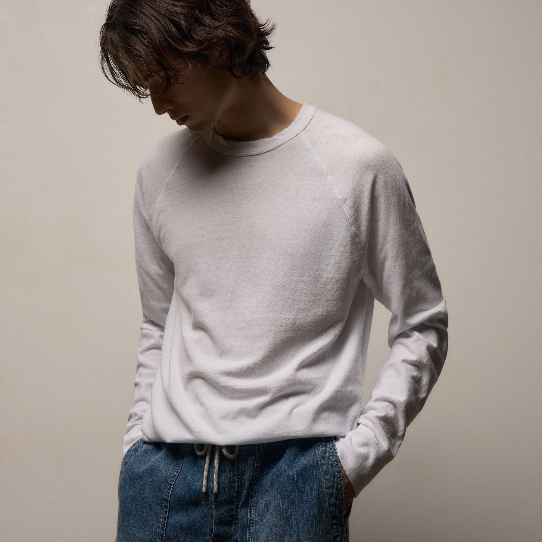Slub Jersey Long Sleeve Raglan Crew in White | James Perse Los Angeles
