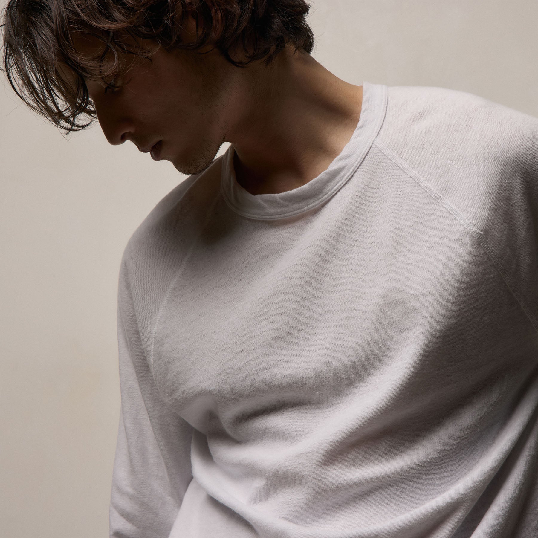 Slub Jersey Long Sleeve Raglan Crew in White | James Perse Los Angeles