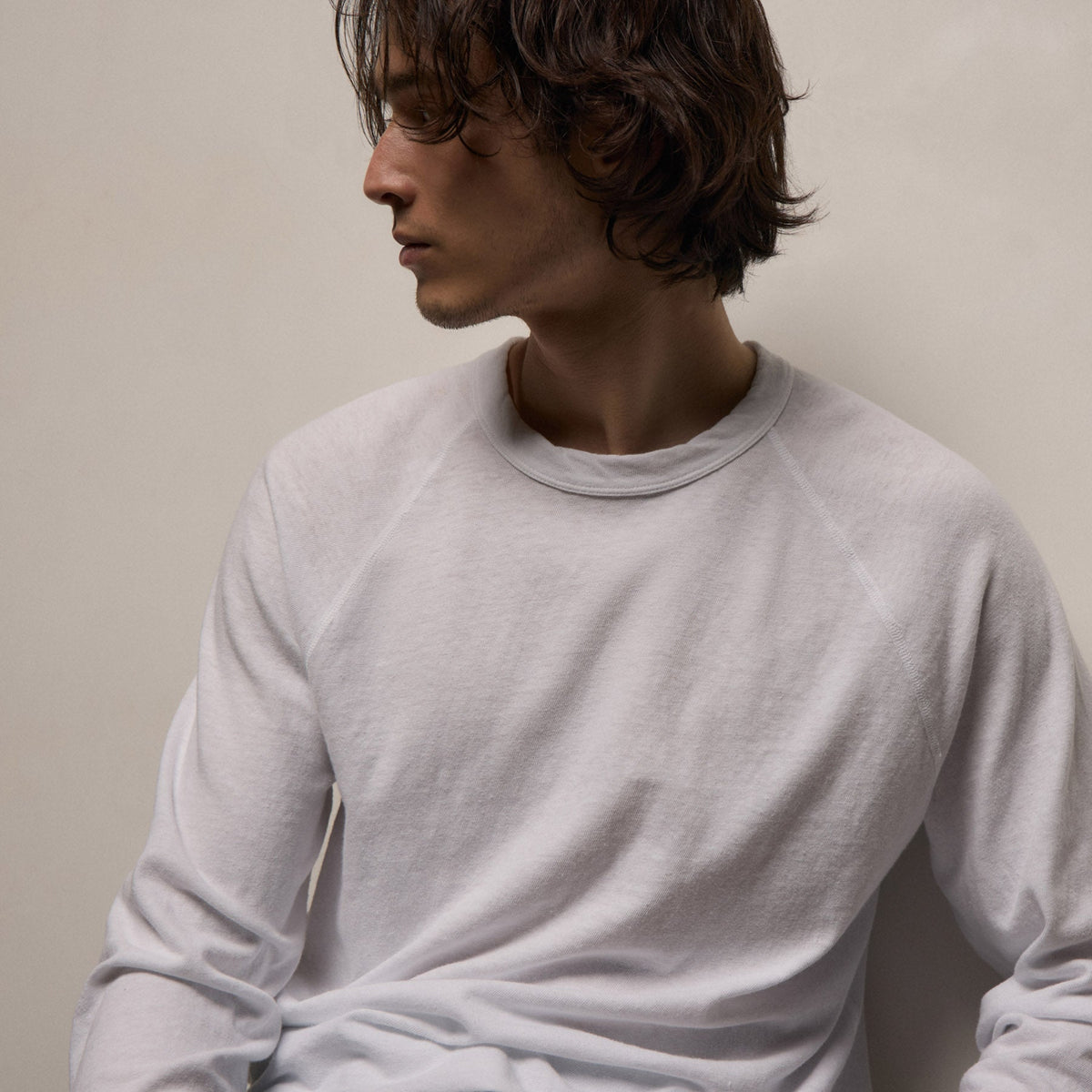 Slub Jersey Long Sleeve Raglan Crew in White | James Perse Los Angeles