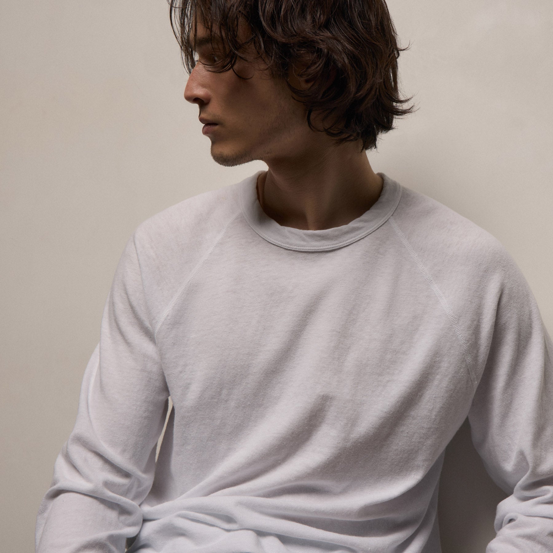 Slub Jersey Long Sleeve Raglan Crew in White | James Perse Los Angeles