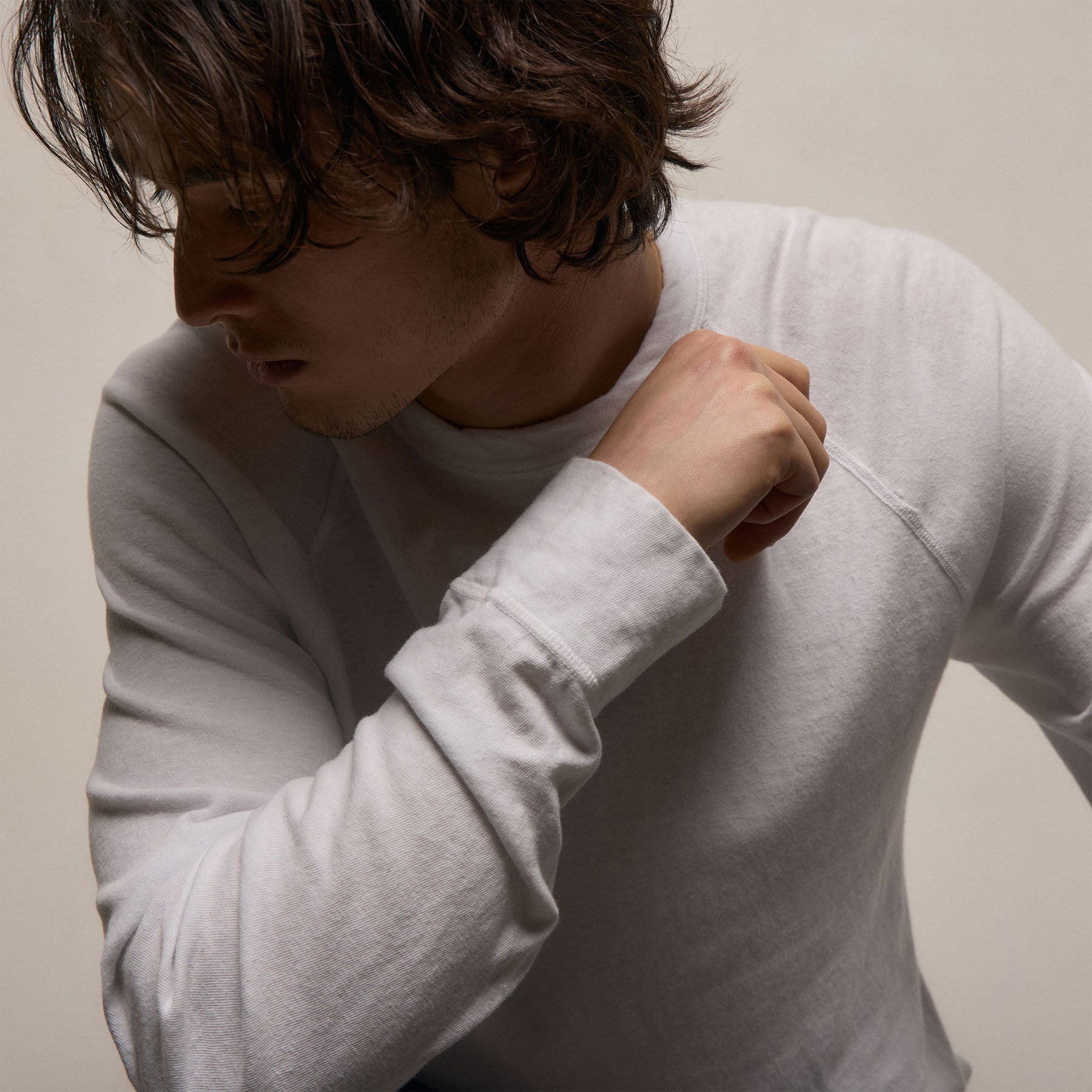 Slub Jersey Long Sleeve Raglan Crew in White | James Perse Los Angeles