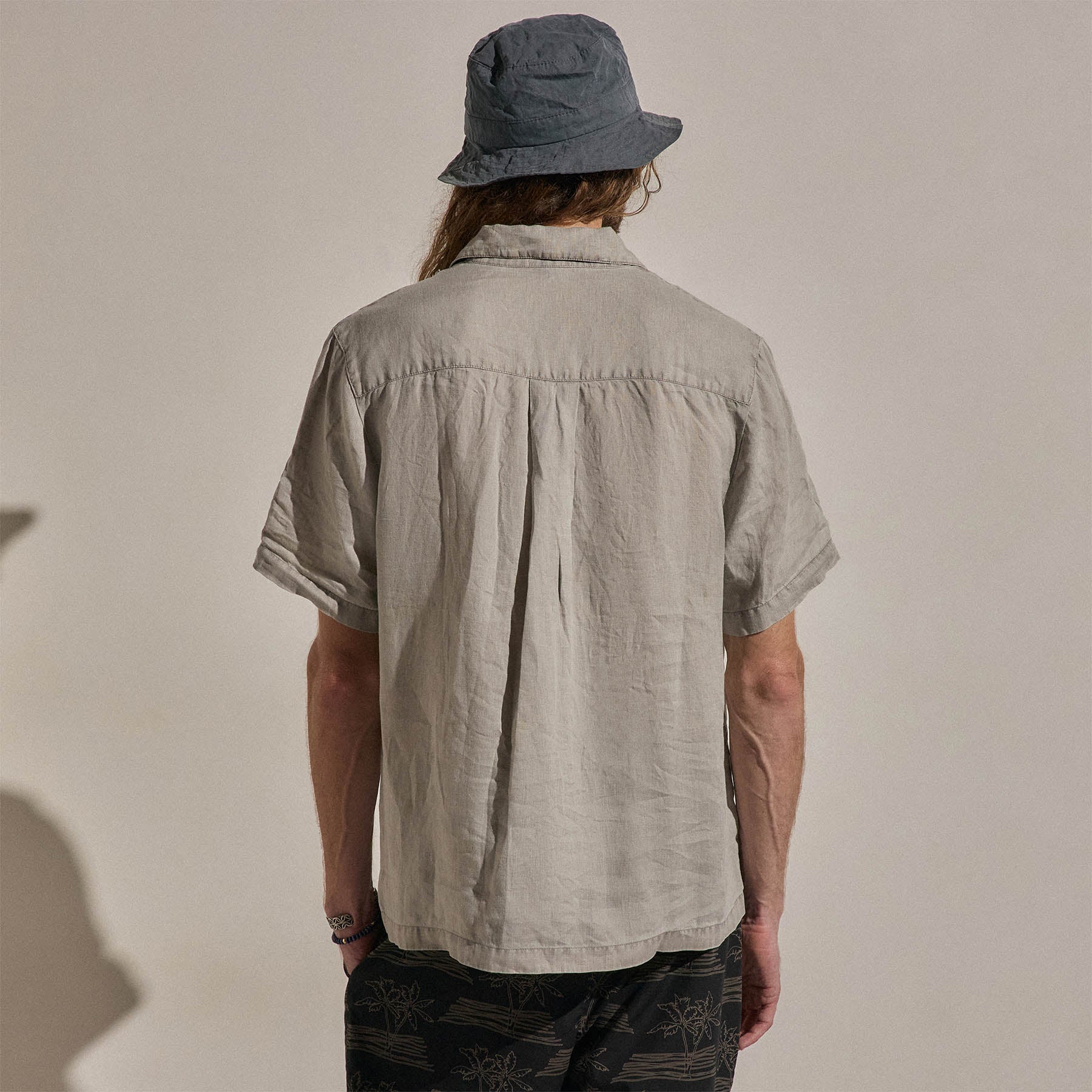 Lightweight Linen Short Sleeve Shirt in Fog Pigment | James Perse Los Angeles